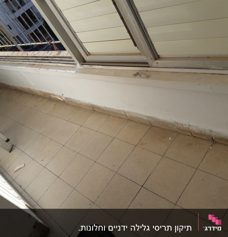 תריסים פתוחים למחצה במרפסת עם רצפת אריחים